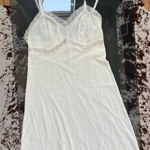 VTG White Nightie with Lace Detailing + Flower Accents | Sz: M